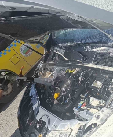 siirtte-seyir-halindeki-hafif-ticari-aracta-motor-yangini-OOPtZRF9.jpg