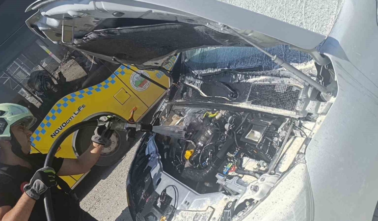 siirtte-seyir-halindeki-hafif-ticari-aracta-motor-yangini-OOPtZRF9.jpg