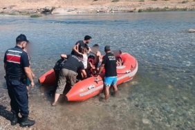 su-seviyesinin-yukselmesiyle-mahsur-kalan-10-kisi-botla-kurtarildi-A5cO4Hr6.jpg