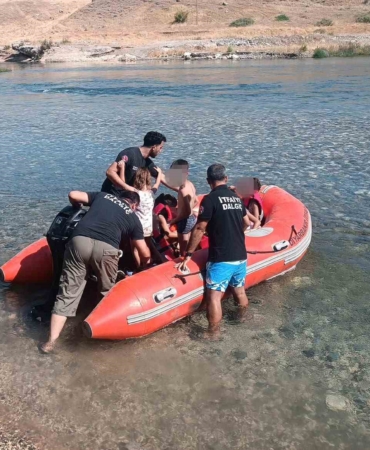 su-seviyesinin-yukselmesiyle-mahsur-kalan-10-kisi-botla-kurtarildi-A5cO4Hr6.jpg