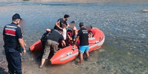 Su Seviyesinin Yükselmesiyle Mahsur Kalan 10 Kişi Botla Kurtarıldı