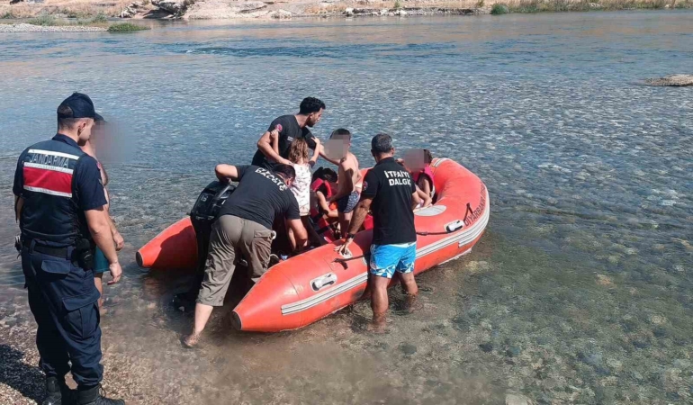 su-seviyesinin-yukselmesiyle-mahsur-kalan-10-kisi-botla-kurtarildi-A5cO4Hr6.jpg