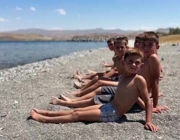 van-golunde-yaz-ruzgarlari-ve-cocuklarin-sararan-saclari-Cpb9kli8.jpg