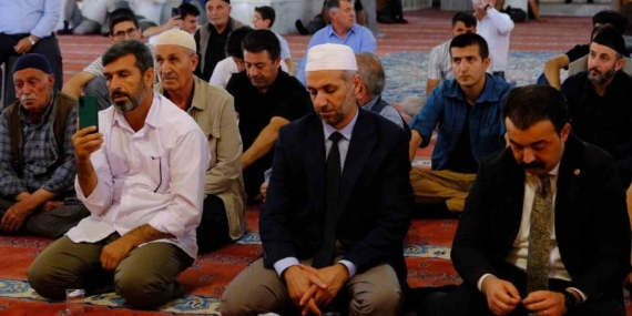 Van Ulu Cami’nde Ezanların Güzel Sesi Yankılandı