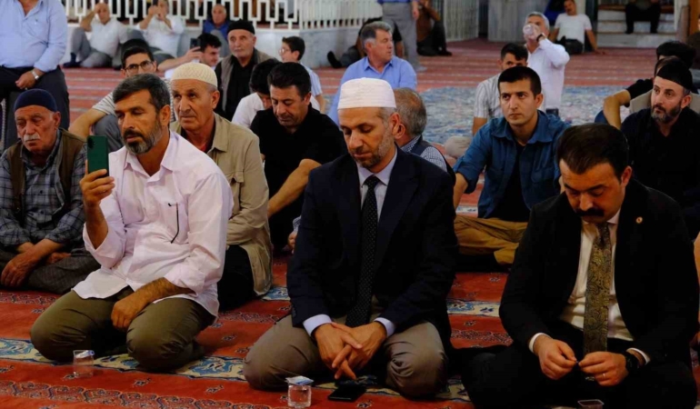 van-ulu-caminde-ezanlarin-guzel-sesi-yankilandi-IlysFnmE.jpg