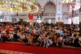 vanda-45-bin-ogrenci-kuran-i-kerim-ogreniyor-syrhxQ9U.jpg