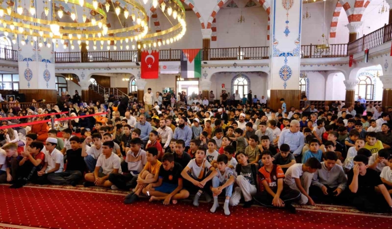 vanda-45-bin-ogrenci-kuran-i-kerim-ogreniyor-syrhxQ9U.jpg