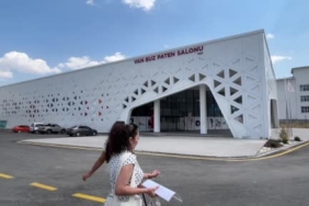 vanda-cocuklar-yaz-tatilinin-son-gunlerini-buz-pistinde-eglenerek-geciriyor-dWEtmUcr.jpg