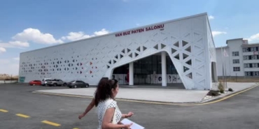 vanda-cocuklar-yaz-tatilinin-son-gunlerini-buz-pistinde-eglenerek-geciriyor-dWEtmUcr.jpg