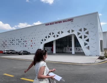 vanda-cocuklar-yaz-tatilinin-son-gunlerini-buz-pistinde-eglenerek-geciriyor-dWEtmUcr.jpg
