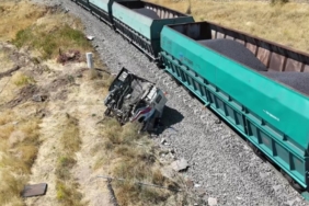 yuk-treni-ve-kamoanya-carpismasi-bir-yarali-3WXB6HS2.jpg