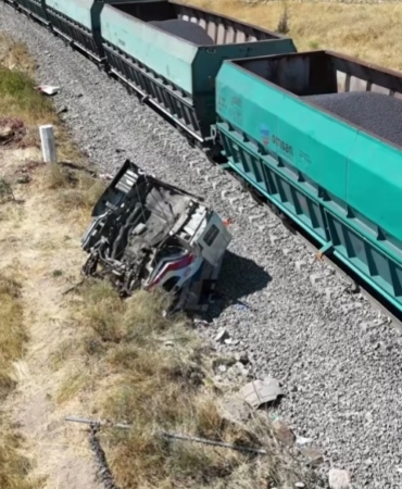 yuk-treni-ve-kamoanya-carpismasi-bir-yarali-3WXB6HS2.jpg