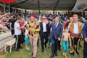 zengibar-karakucak-gureslerinde-baspehlivan-feyzullah-akturk-zaferi-3GWAbWMS.jpg