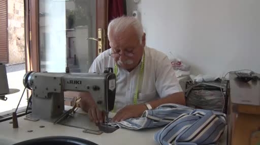 55 Yıllık Terzinin Boş Zamanlarını Kitap Okuyarak Değerlendirmesi