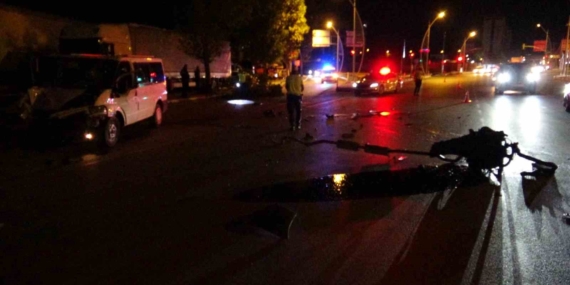 Ağaca Çarpan Minibüsün Motoru Fırladı: İki Yaralı