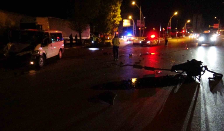 agaca-carpan-minibusun-motoru-firladi-iki-yarali-QnfJHKeT.jpg