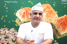 amerikan-aksaniyla-gaziantep-baklavasini-anlatan-sosyal-medyayi-kasip-kavuran-video-MreJza5f.jpg