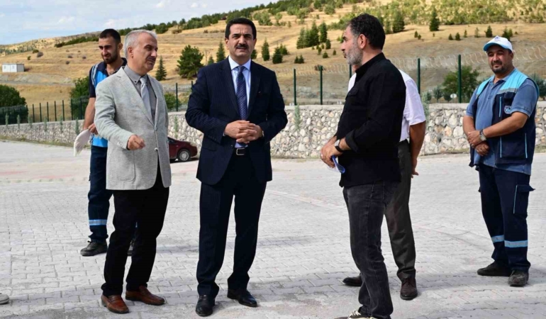 baskan-taskinin-hayvan-barinaginda-gerceklestirdigi-detayli-inceleme-nZdmN5UG.jpg