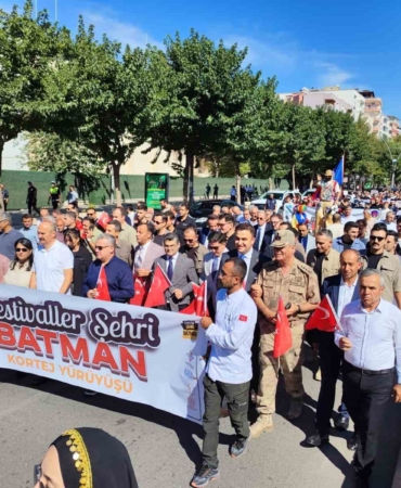 batmanda-festival-coskusunun-kortej-yuruyusuyle-baslangici-L7BJYVOI.jpg