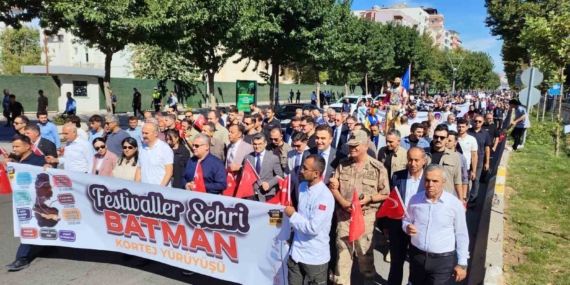 Batman’da Festival Coşkusunun Kortej Yürüyüşüyle Başlangıcı