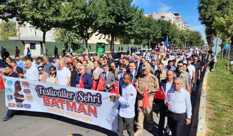 batmanda-festival-coskusunun-kortej-yuruyusuyle-baslangici-L7BJYVOI.jpg