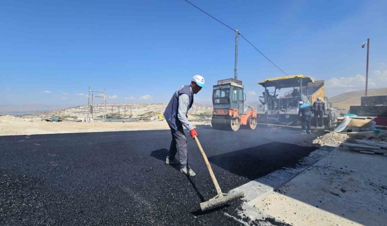 battalgazide-kirsal-ve-merkez-mahallelerde-asfalt-calismalari-hiz-kesmeden-devam-ediyor-gc4Tz1qB.jpg