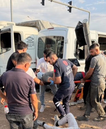 bugday-yuklu-kamyon-ve-minibus-carpismasi-6-yarali-iAn8BNII.jpg