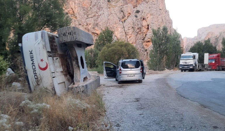 darendede-is-makinesi-kaza-sonucu-devrildi-huRuTJS2.jpg