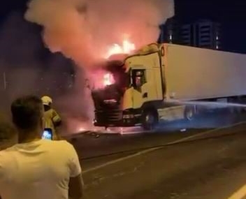 Diyarbakır’da Seyir Halindeki Tır Alevlere Göğüs Gerdı