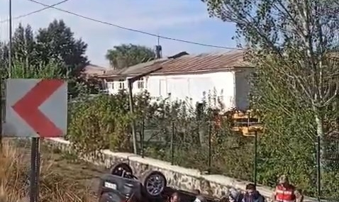 Elazığ’da Araç Şarampole Devrildi, 2 Yaralı