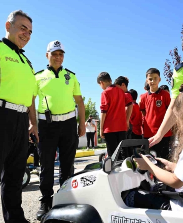 elazigda-cocuklar-trafik-kurallarini-eglenerek-ogreniyor-jq941JcO.jpg