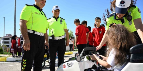 Elazığ’da Çocuklar Trafik Kurallarını Eğlenerek Öğreniyor