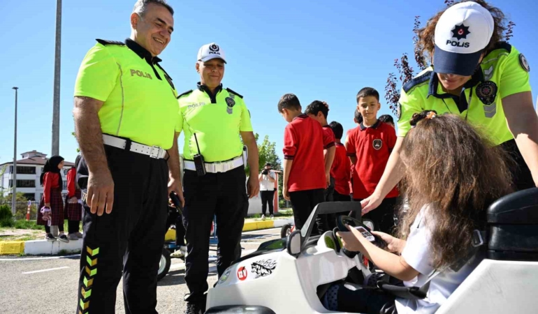 elazigda-cocuklar-trafik-kurallarini-eglenerek-ogreniyor-jq941JcO.jpg