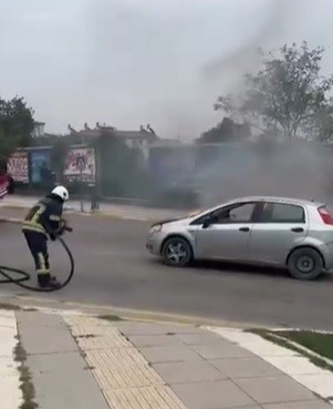 elazigda-otomobil-yangini-kontrol-altina-alindi-NslBeiiQ.jpg