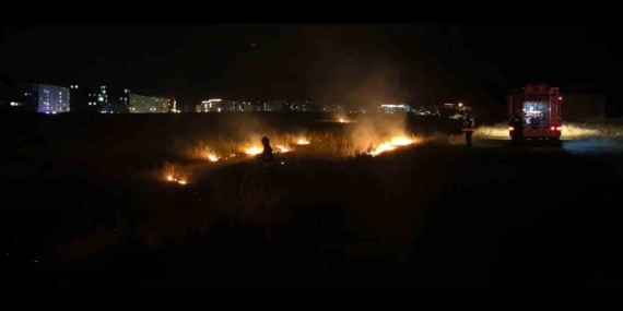 Erzurum’da Kuru Ot Yangınına Anında İtfaiye Müdahalesi