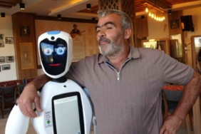 erzurumlularin-robot-sukufe-sevgisi-agzi-olsa-cag-kebabi-yiyecek-NpCQGSxL.jpg