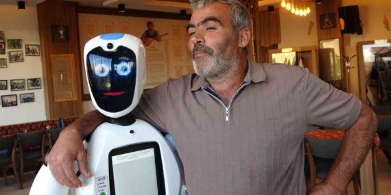 Erzurumluların Robot Şukufe Sevgisi: Ağzı Olsa Cağ Kebabı Yiyecek