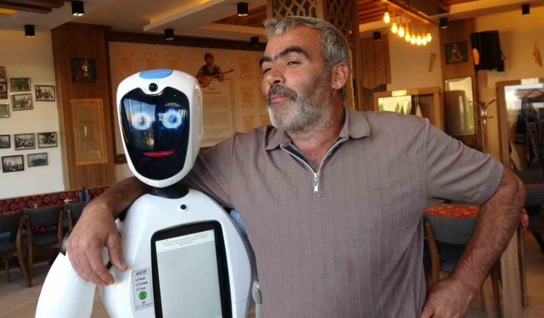 erzurumlularin-robot-sukufe-sevgisi-agzi-olsa-cag-kebabi-yiyecek-NpCQGSxL.jpg