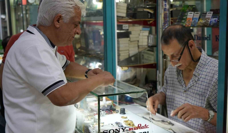 gaziantepli-saat-ustasiyla-56-yildir-zamanin-ipini-tutan-usta-AeMni2OB.jpg
