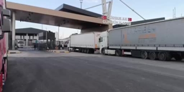 gurbulak-gumruk-kapisinda-yogun-tir-kuyrugu-yasaniyor-Ai3EbXlZ.jpg