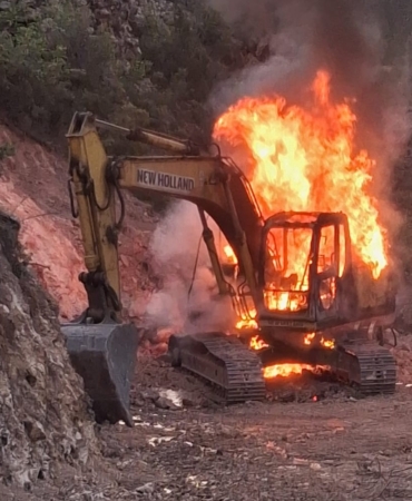 is-makinesi-alev-topuna-dondu-is-guvenligi-alarm-veriyor-lAwf3r8F.jpg