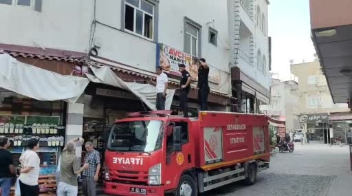 İş Yerinde Mahsur Kalan Kedi İçin İtfaiye Ekiplerinin Çaba Gösterdiği Olay