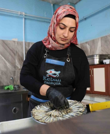 kadin-usta-balikcisi-kentin-tek-elcisi-siparislere-kosuyor-BtjF6wNS.jpg
