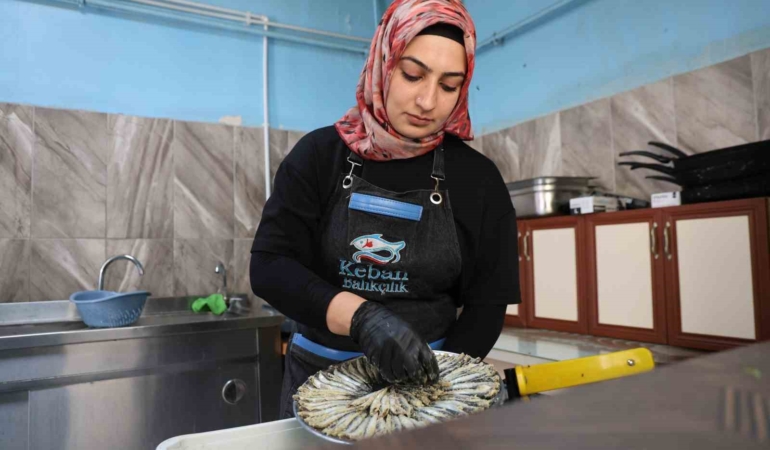kadin-usta-balikcisi-kentin-tek-elcisi-siparislere-kosuyor-BtjF6wNS.jpg