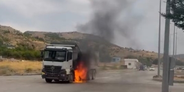 kamyondaki-yangina-beton-mikseriyle-mudahale-YgXzCeHT.jpg