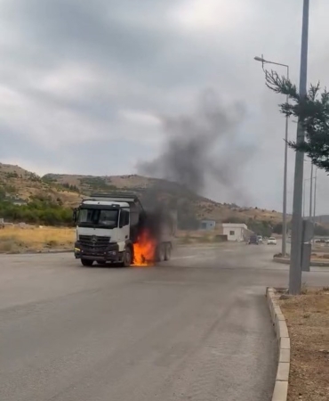 kamyondaki-yangina-beton-mikseriyle-mudahale-YgXzCeHT.jpg