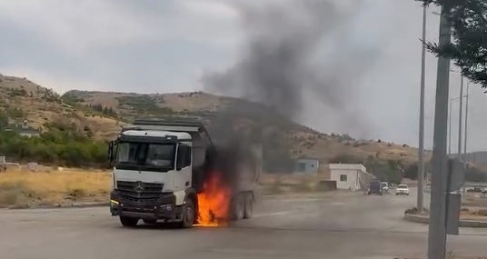 Kamyondaki Yangına Beton Mikseriyle Müdahale