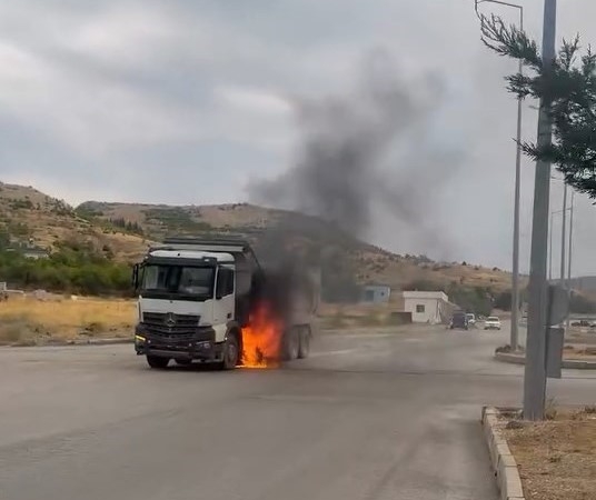 kamyondaki-yangina-beton-mikseriyle-mudahale-YgXzCeHT.jpg