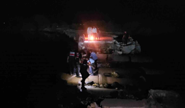 karkamista-su-seviyesi-yukselince-yikik-koprude-mahsur-kalan-4-kisi-kurtarildi-G3gRPUaf.jpg