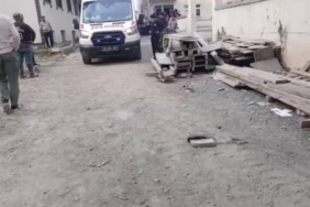 Gaziantep'te Freni Boşalan Kamyonun Elektrik Direği ve Eve Çarparak Durdurulması